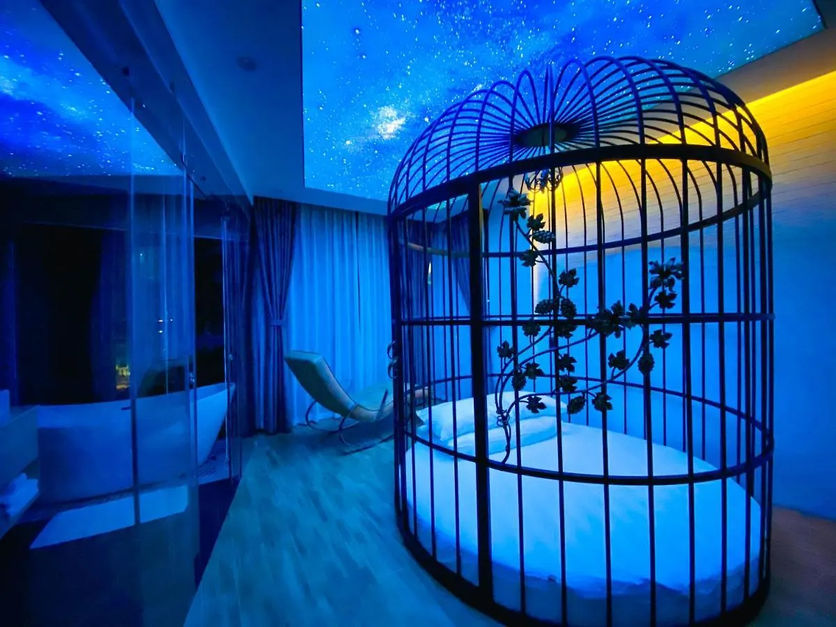 Vyan Beach House Danang 3*,